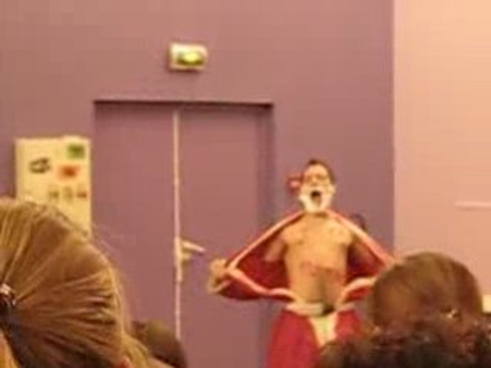 Descente torse nu en vélo dans l'amphi