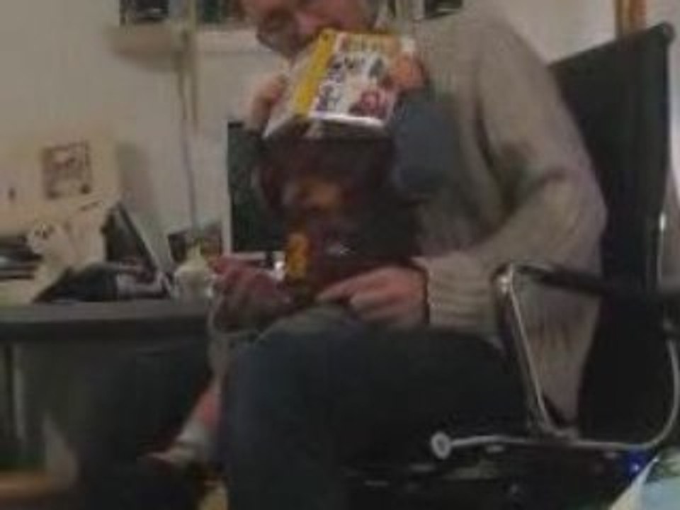 Mattéo lit avec Papa