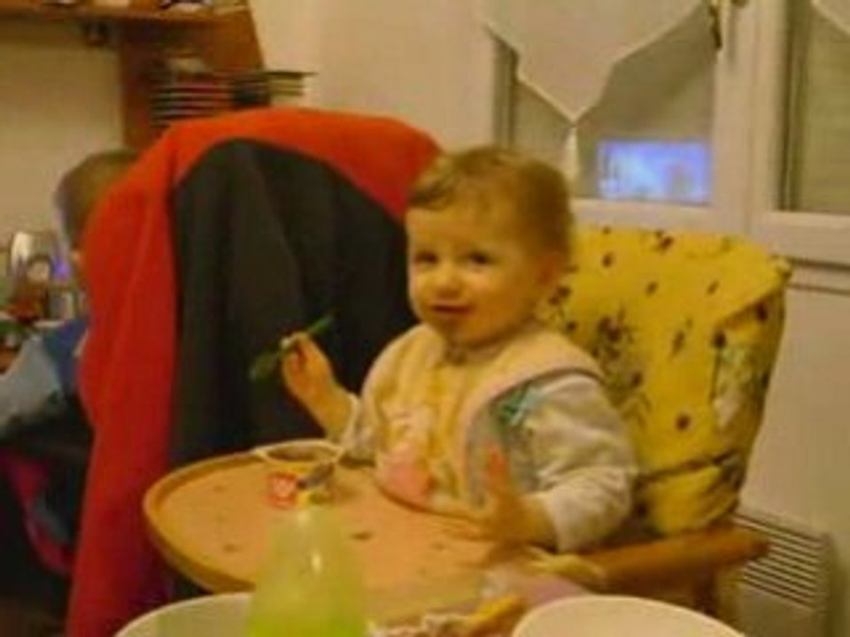 Alyssa mange un yahourt au chocolat