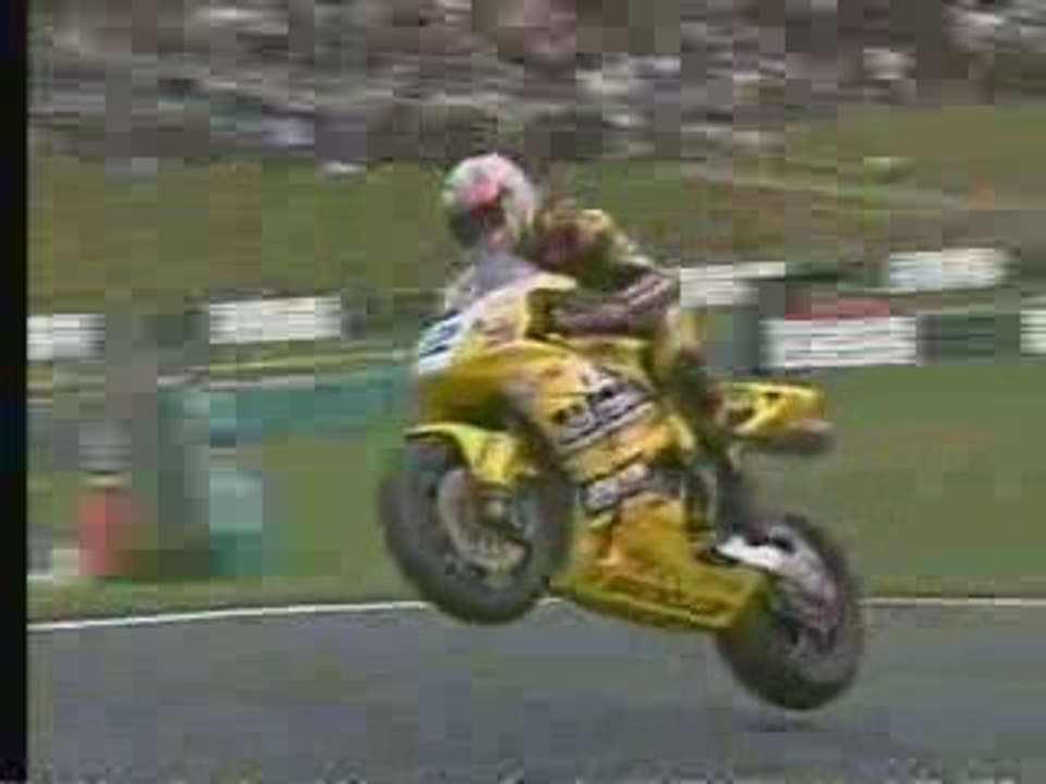 Crash moto: Leon Camier se disloque le genou en BSB