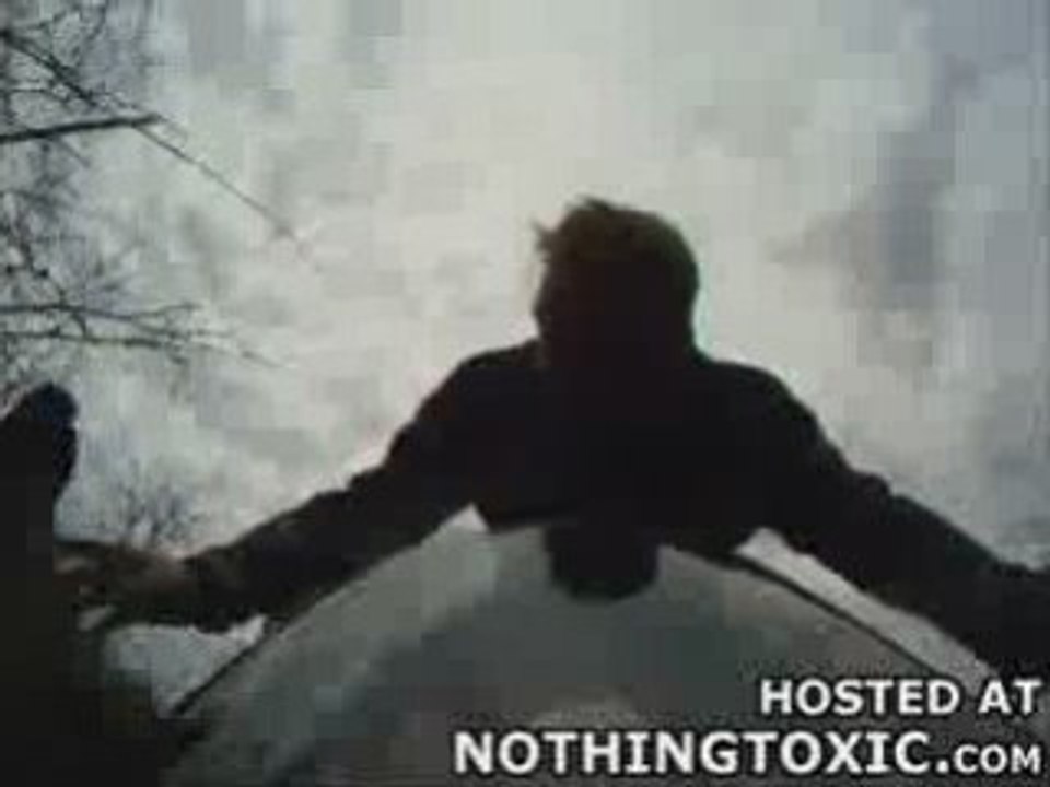 Crash moto: Un wheeling qui finit mal