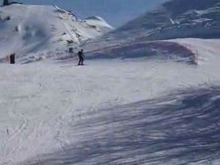 Chute à ski après bosse