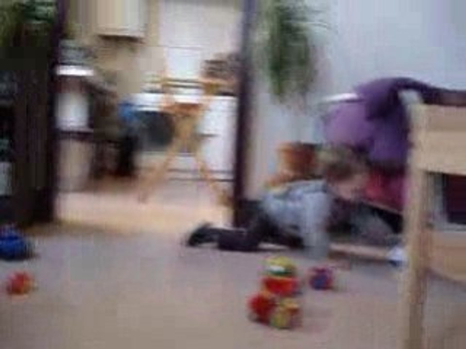 Gaël joue aux voitures vroum (28/02/09)