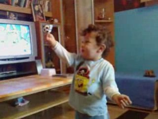 En kücük kolbasti oynayan cocuk/Bebek Noyan Aydin