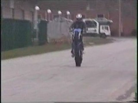 Chute moto: Un stunteur passe par dessus le guidon