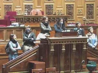 1098 LES FÉMINISTES AU NEZ ET À LA BARBE DES SÉNATEURS