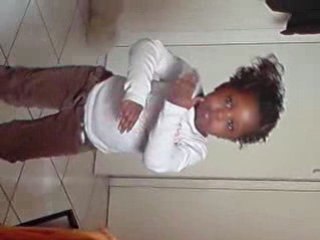 ma niece Madi 2 ans le vrai boucan c dedans!