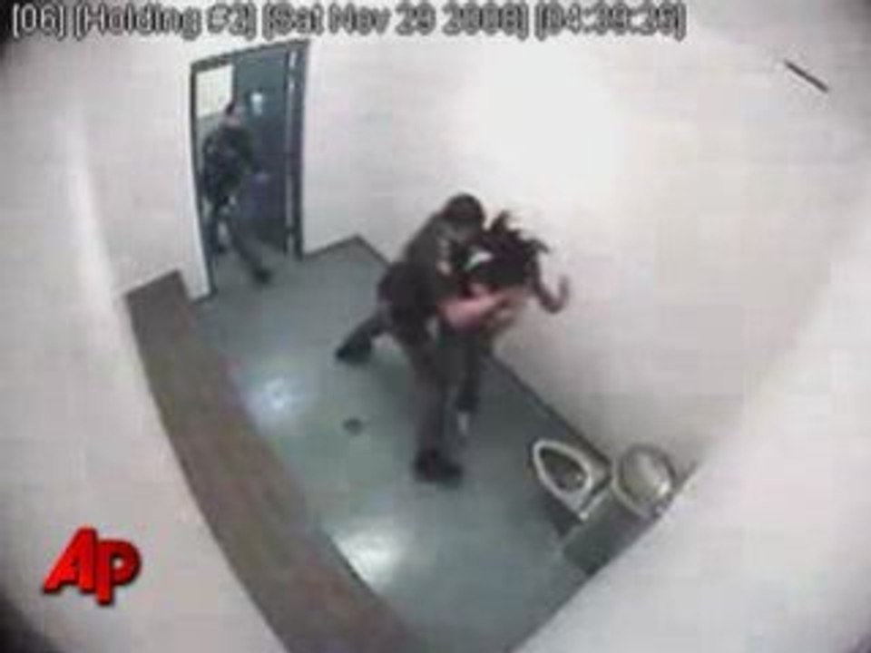 Un policier frappe une adolescente en cellule