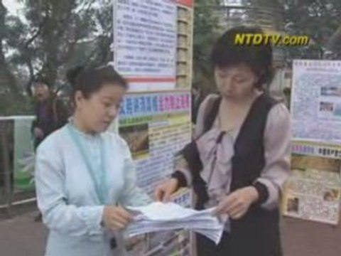 Hong Kong Thousands Quit the CCP