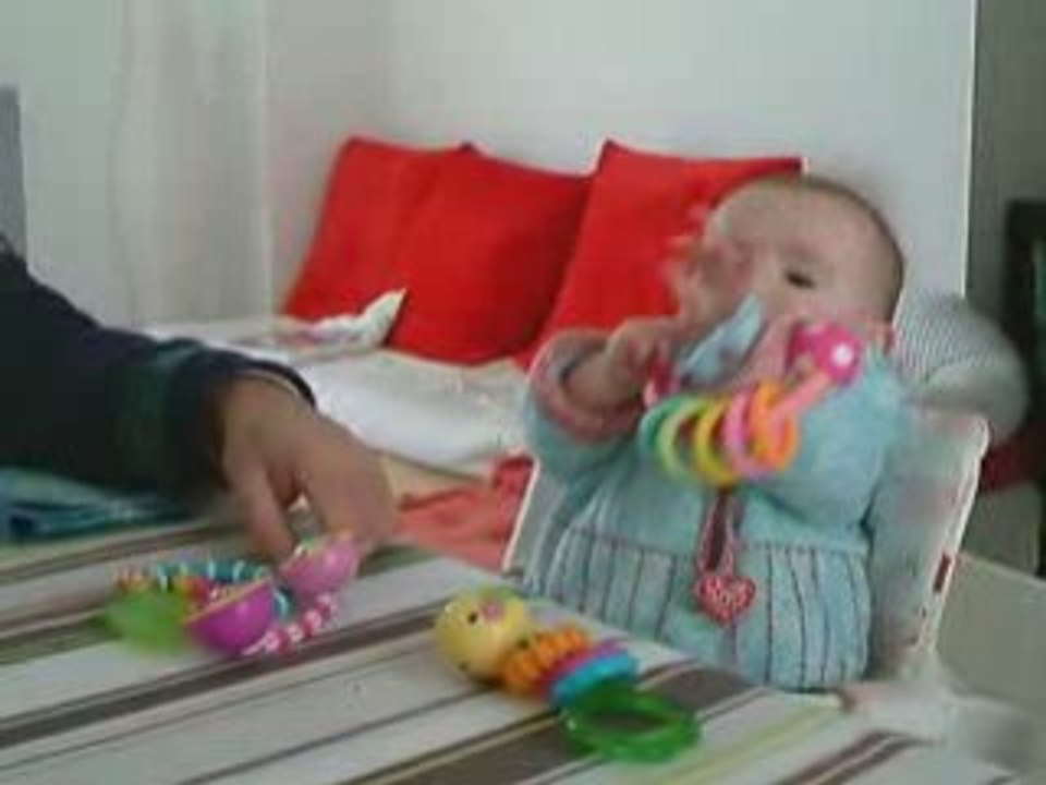 Petite louise s'amuse d'un rien