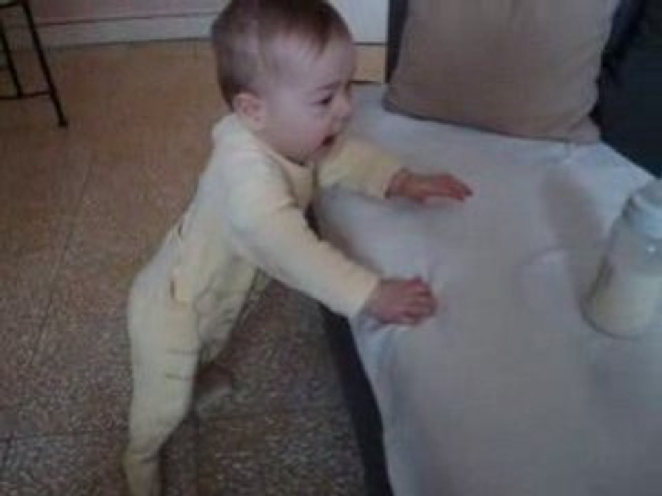 Léa se met debout