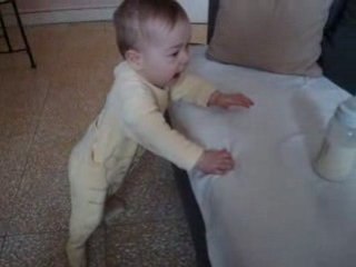 Léa se met debout
