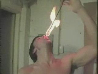 Agzında mısır patlatan adam