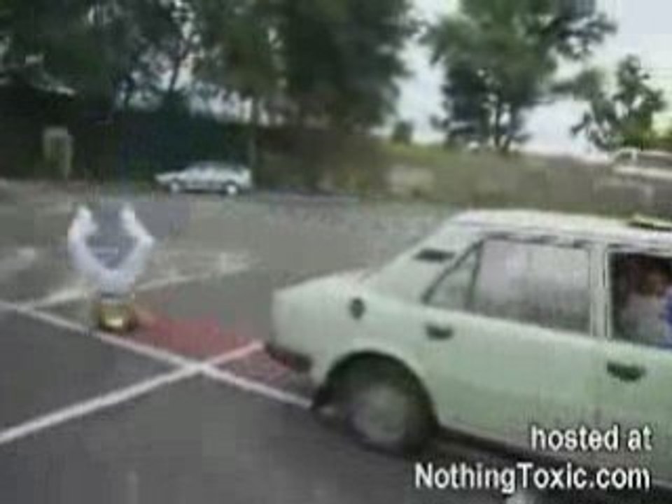 Regis saute par dessus une voiture