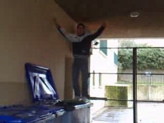 Saut dans la poubelle