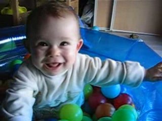 mila au reveil avec son frère qui pionce a coté