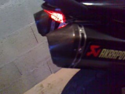 Akrapovic street triple avec chicane
