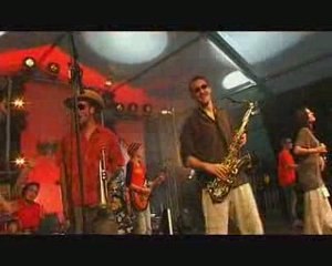 DE ROUTES EN ROOTS live au festival pour un autre monde 2008