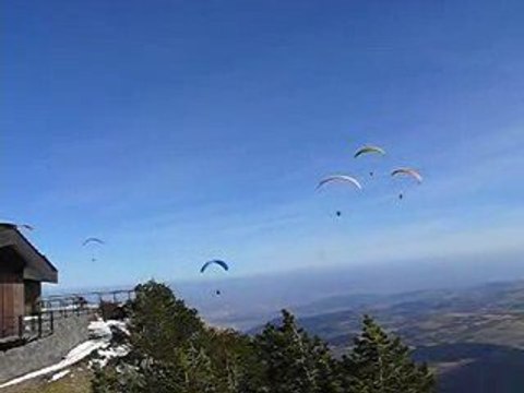Parapentes sur le Puy-de-Dôme