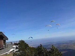 Parapentes sur le Puy-de-Dôme