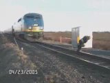 Régis joue au torero avec un train