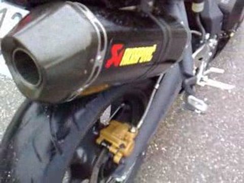 Akrapocic street triple sans chicane exterieur