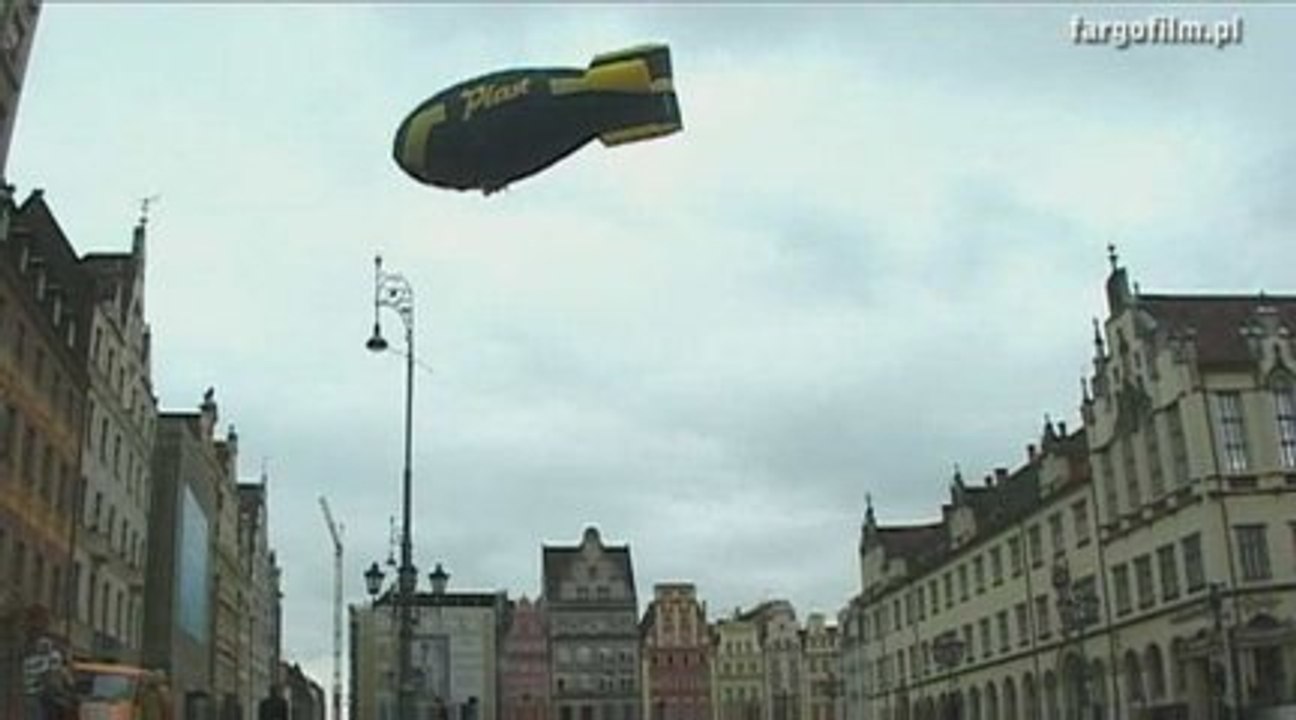 Flying blimp over Wrocław. Sterowiec nad Wrocławiem