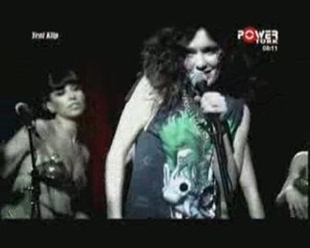 Nil Karaibrahimgil - Seviyorum Sevmiyorum (Yepyeni Video )