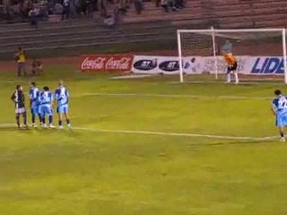 Yates ataja penal ante Wanderers