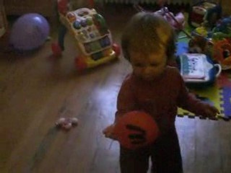 Célia adore les ballons