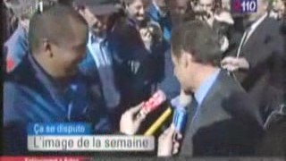 Nicolas Sarkozy prend le portable d'un ouvrier