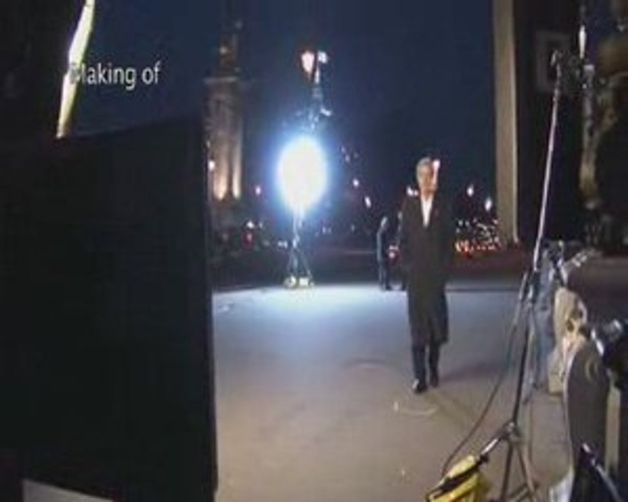 Les stars chantent « ensemble » dans les rues de Paris