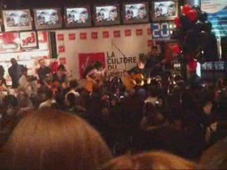 Superbus 13.02.09 (Showcase) - London Town [2/3]