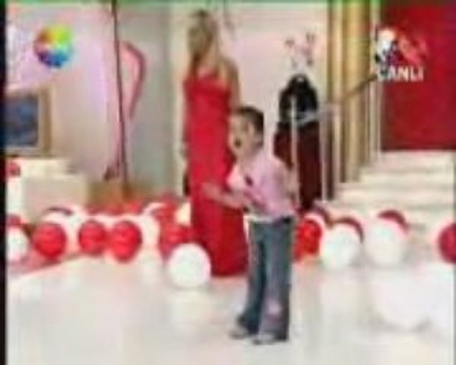 İstiklal Marşı (3,5 Yaşında bir kızdan)