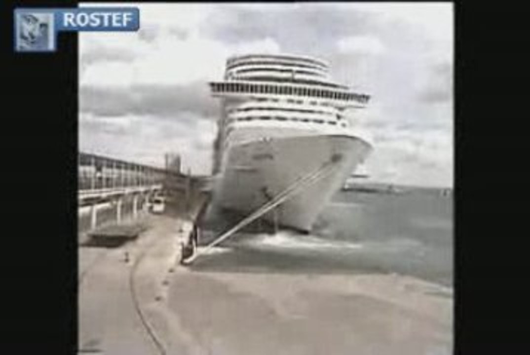 Un paquebot casse ses amarres !