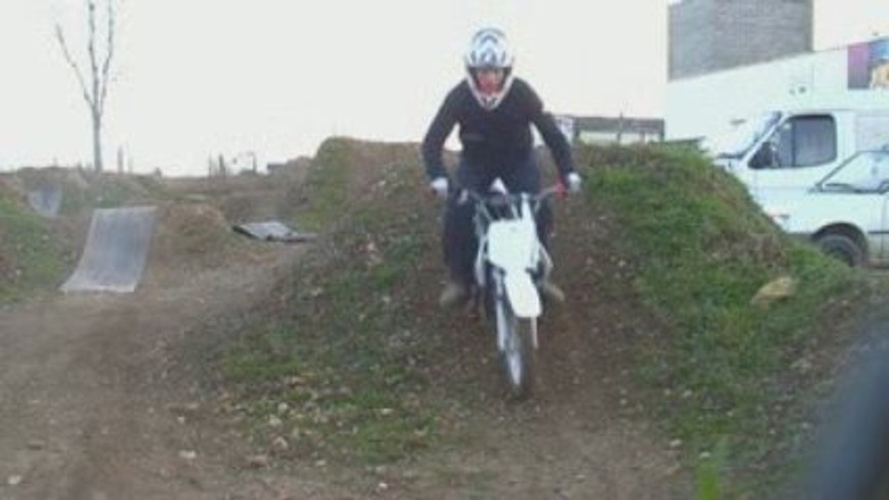 Rodage de ma nouvelle dirt sur champ de bosse
