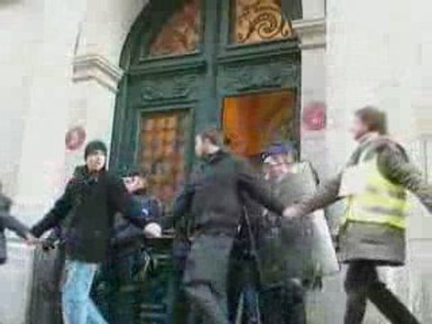 Chaîne humaine autour de la Sorbonne