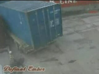 un homme, emporté par un camion fauché par un train, vivant