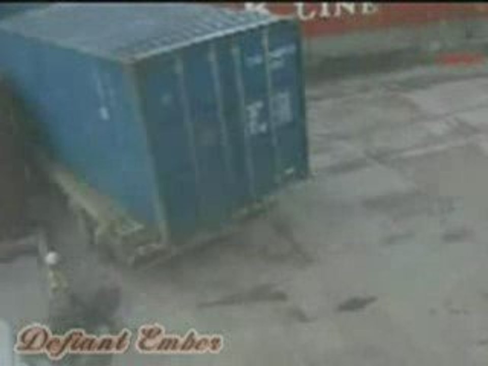 un homme, emporté par un camion fauché par un train, vivant