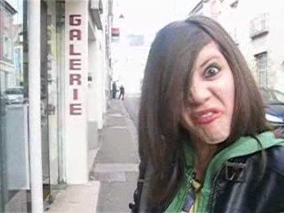 Camille et Moi devant le magasin