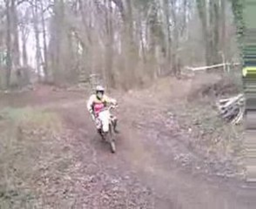 Regis fait un saut  en motocross