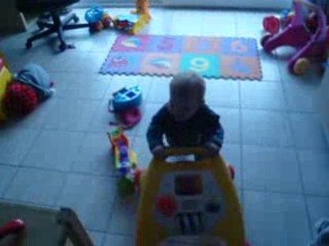 Théo 11 mois - Marche avec le trotteur