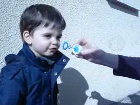 Maxime fait des bulles avec mamie