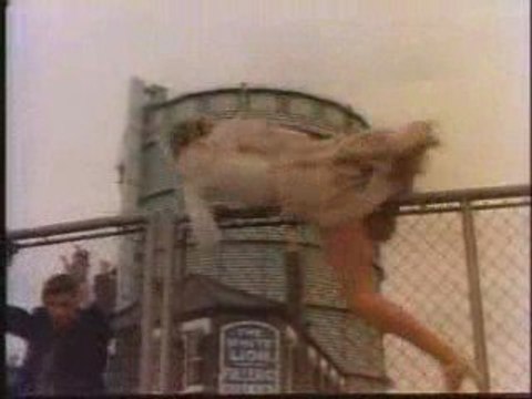 chapeau melon et bottes de cuir