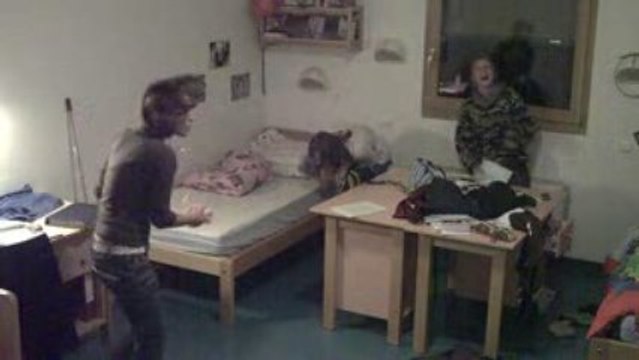 Régis fait du tennis à l'internat > Chute du classeur :)