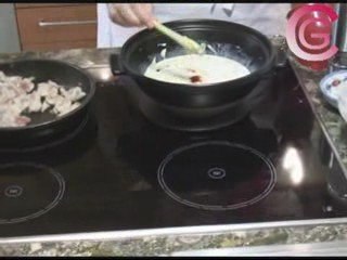 Émincé de poulet dans une nage de petits légumes