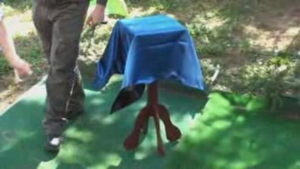 La table volante par Magic Baloo Les Magiciens de la Nuit