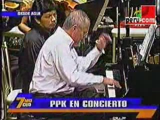 Kuczynski se luce en concierto de piano en Boulevar de Asia