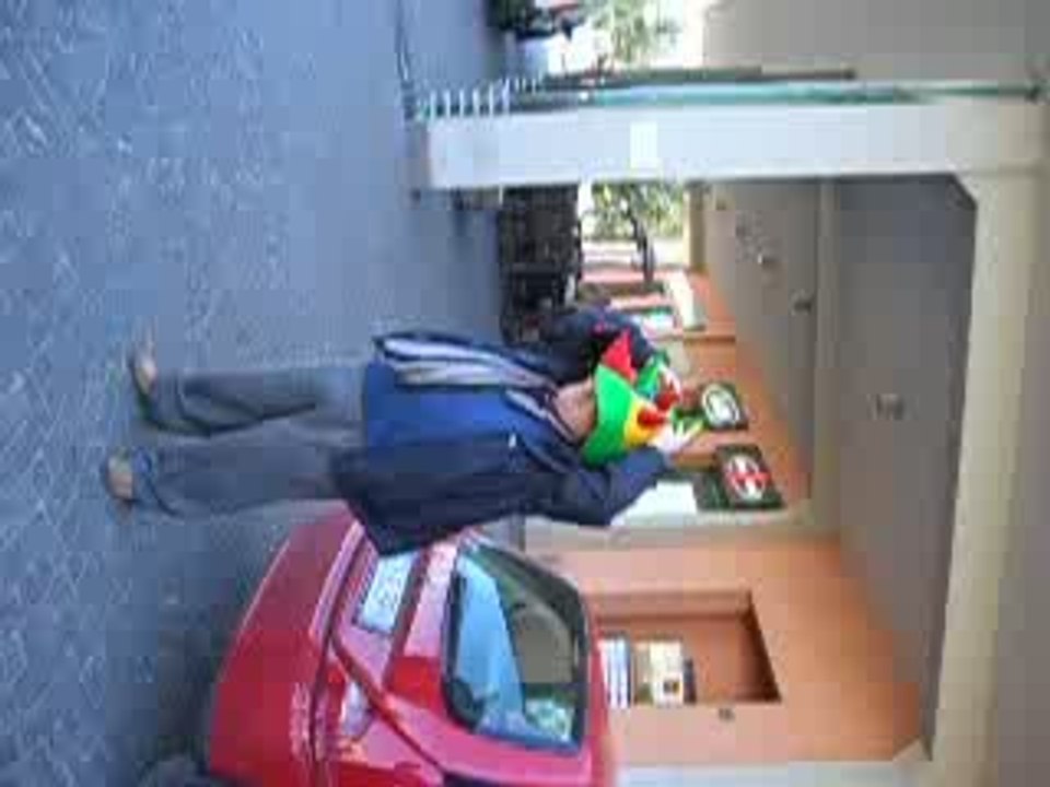 Waferdi balla con cappellaccio in testa