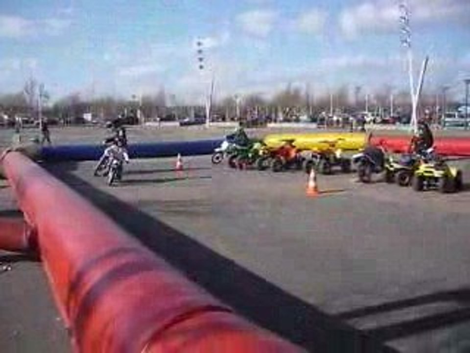 Donovan fait de la moto